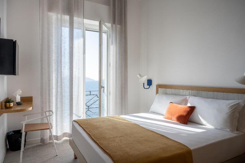 Double Room with Sea View image 3