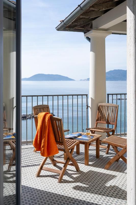 Quadruple Room with Sea View image 3