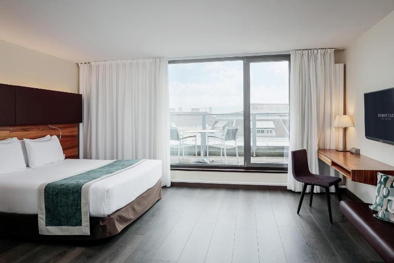 Deluxe Double Room with Balcony image 2