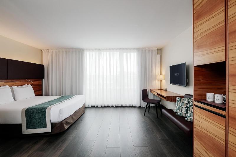 Deluxe Double Room with Balcony image 3