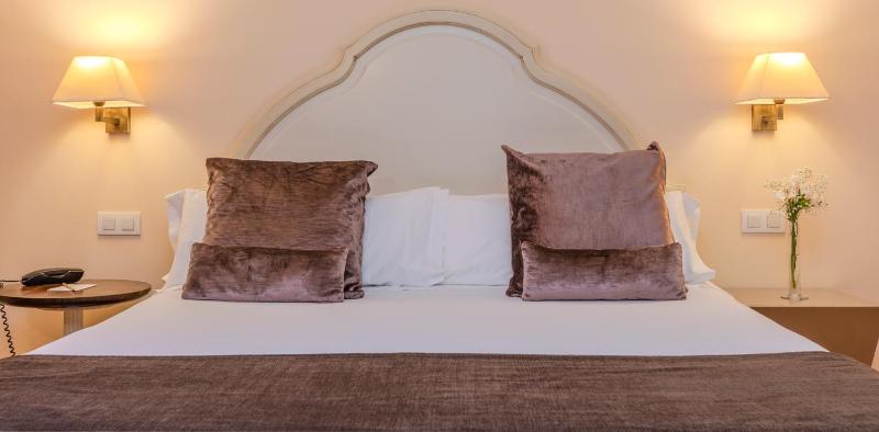 Classic Double Room image 2