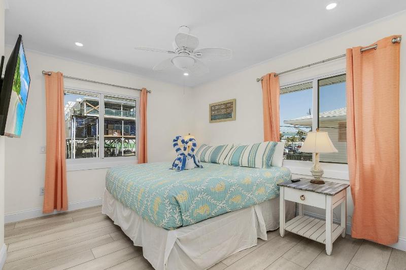 920 Bay Breeze Bungalow- Stunning Bay View Home with Heated Pool! home - image 21
