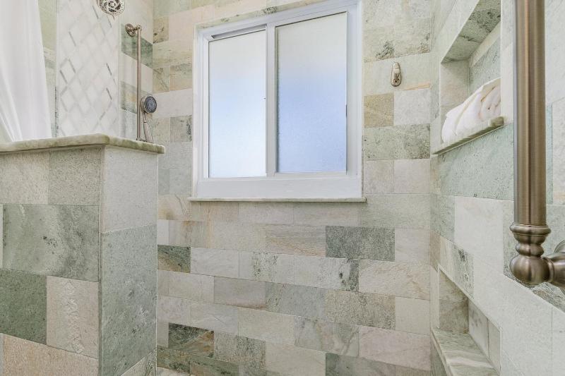 920 Bay Breeze Bungalow- Stunning Bay View Home with Heated Pool! home - image 27