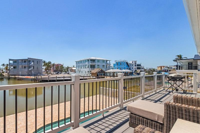 920 Bay Breeze Bungalow- Stunning Bay View Home with Heated Pool! home - image 13