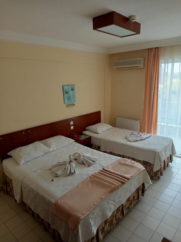 Standard Triple Room image 2