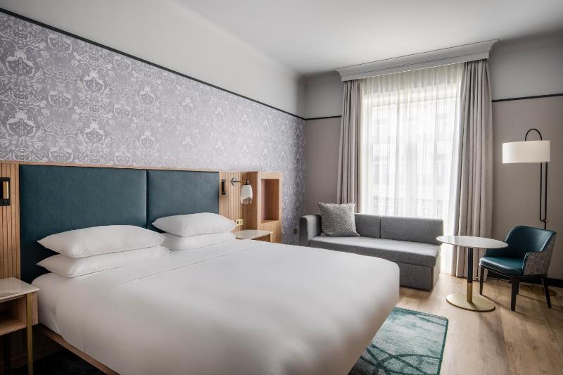 Two-Bedroom Connecting Room with One King and Two Twin Beds image 1