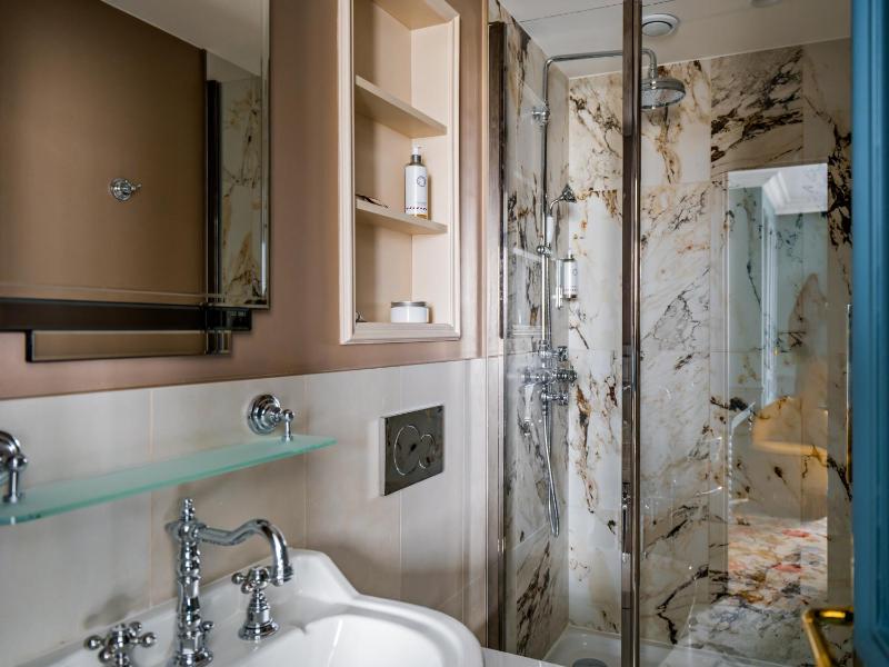 La Chambre 55 - vue Tour Eiffel - accès au spa offert image 4