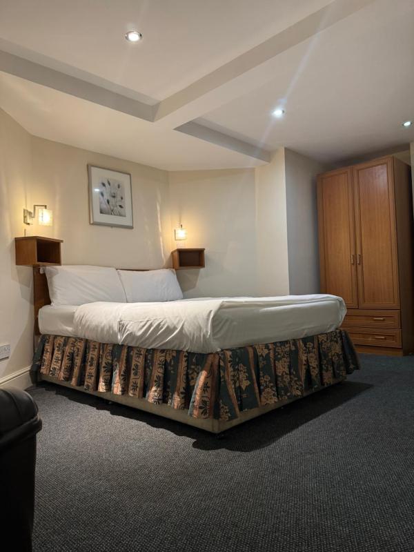 Double Room Ensuite image 1