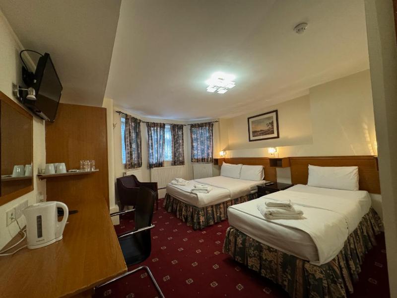 Triple Room with Private Bathroom (1 Double Bed & 1 Single Bed) image 1