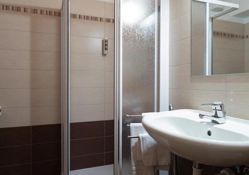 Standard Double or Twin Room image 2