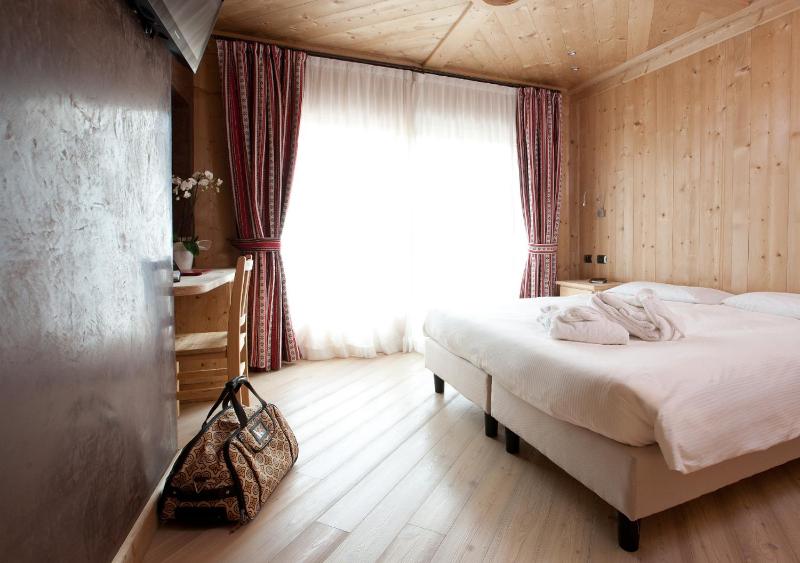 Superior Triple Room image 4