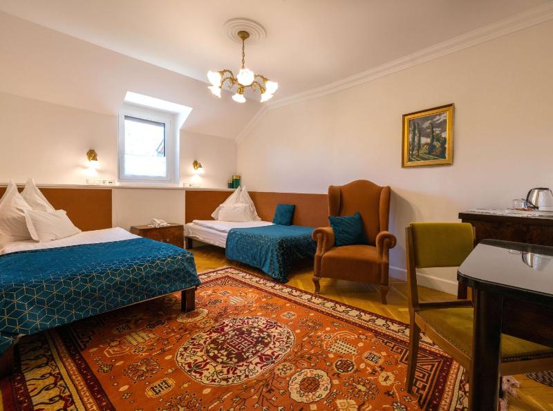 Classic Twin Room image 3