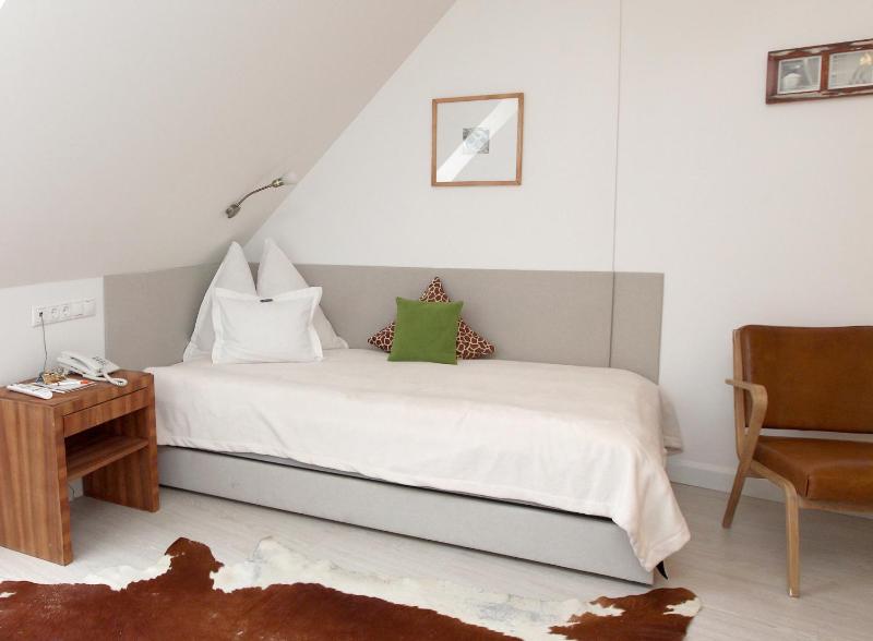 Classic Twin Room image 4