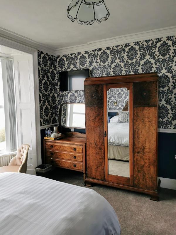 Double Room with Sea View image 4