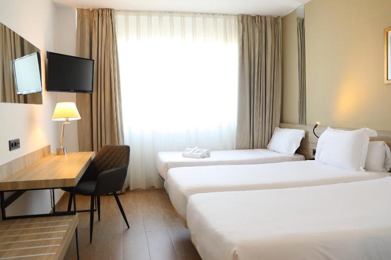 Double Room with Extra Bed image 1
