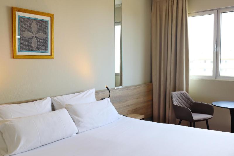 Superior Room with Partial Sea View image 4