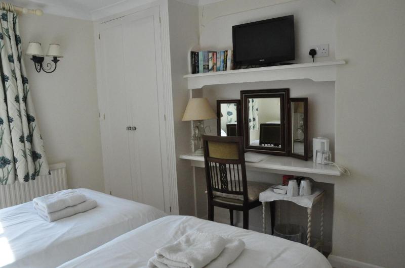 Twin Room with Private Bathroom image 3