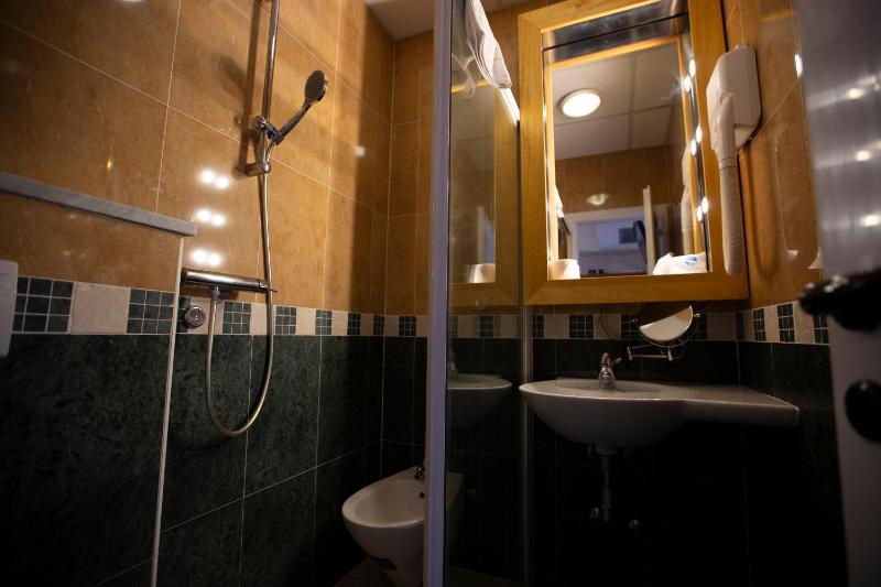 Double Room image 4