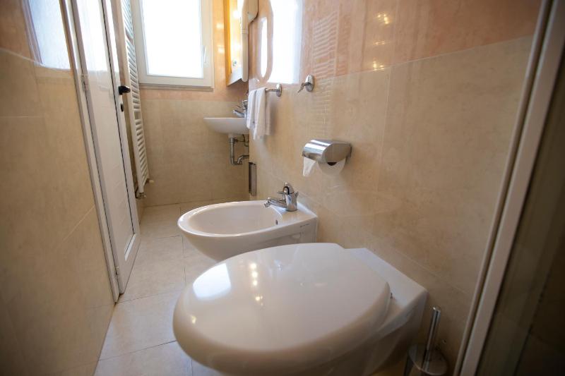 Double Room image 2