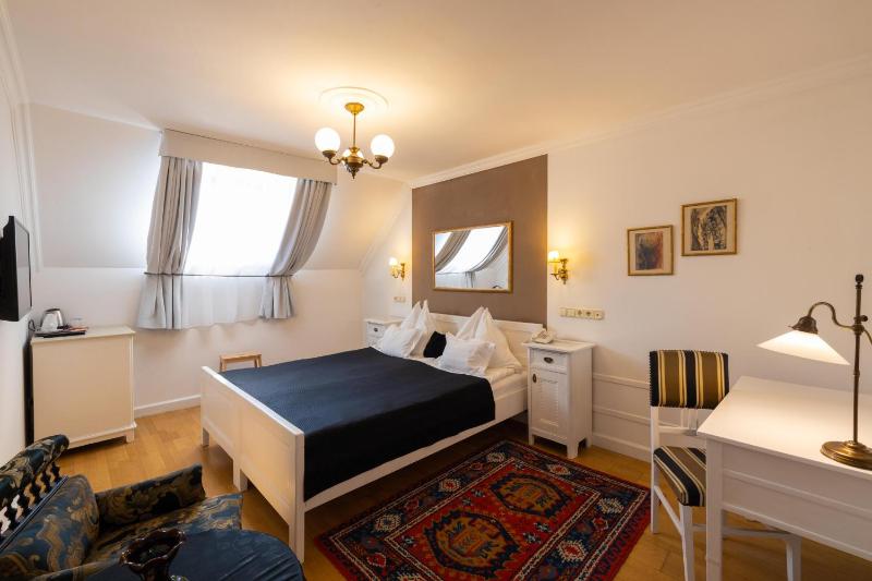 Classic Double Room image 4