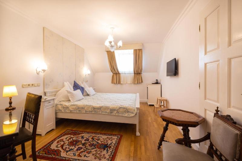 Classic Double Room image 3