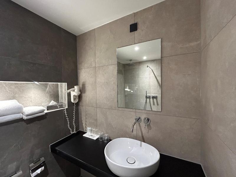 Standard Double Room image 2