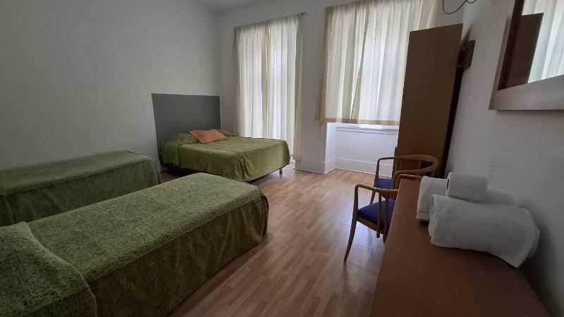 Triple Room with Shared Bathroom image 2