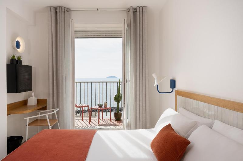 Double Room with Balcony and Sea View image 4