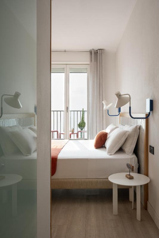 Double Room with Balcony and Sea View image 3