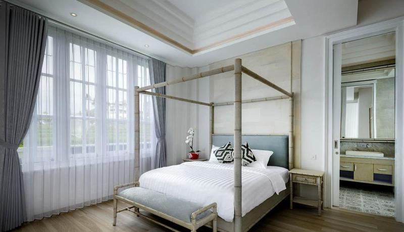 4 Bedrooms Villa in Canggu - image 9