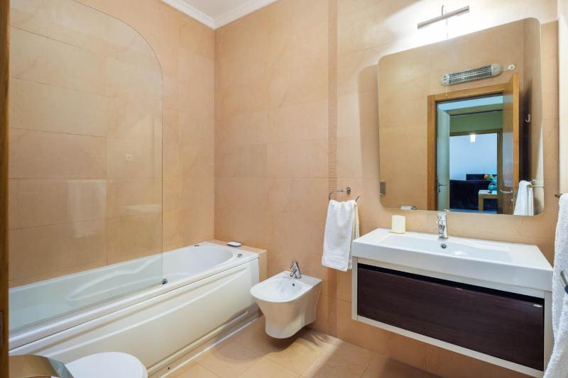 Colina Verde H Modern & Comfortable 2 Bed Apart - image 14