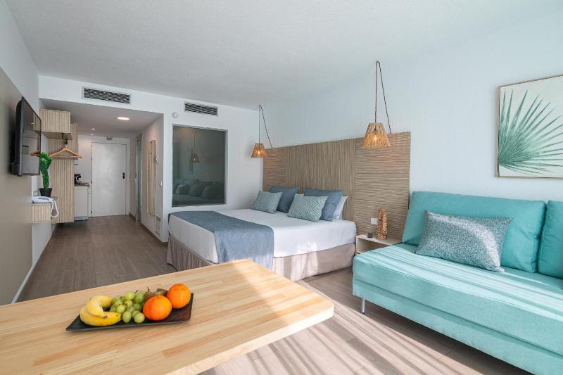 Junior Suite with Pool View. image 3