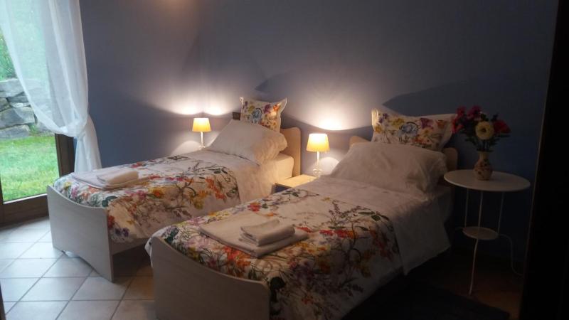 Twin Room with Private Bathroom image 2