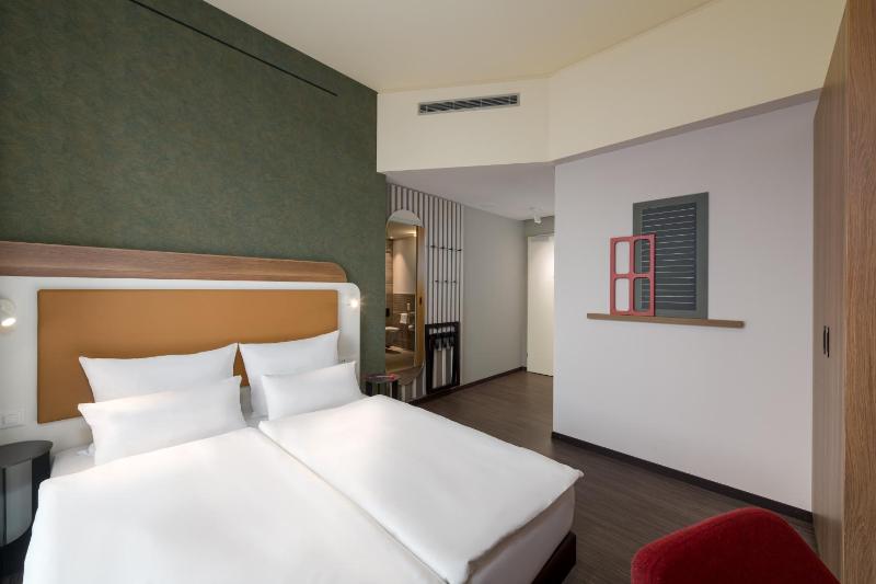 Comfort Queen Room - Mobility Accessible image 1