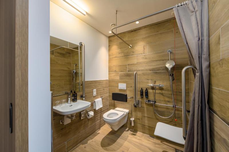 Comfort Queen Room - Mobility Accessible image 3