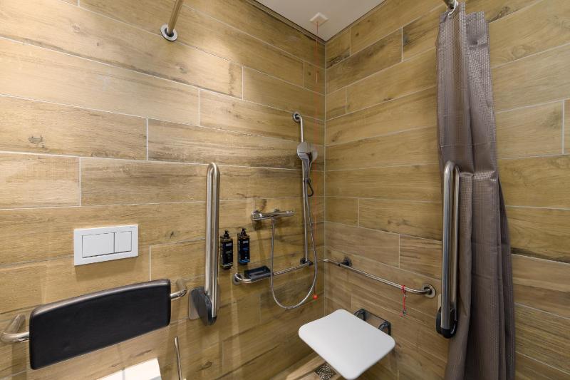 Comfort Queen Room - Mobility Accessible image 2
