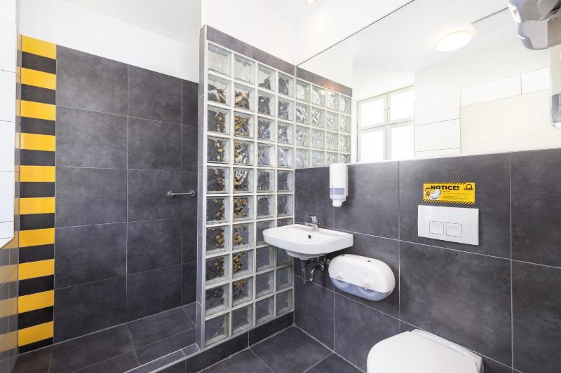 Sixtuple Room with Private Bathroom image 4