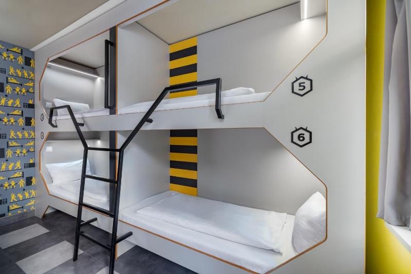 Sixtuple Room with Private Bathroom image 1