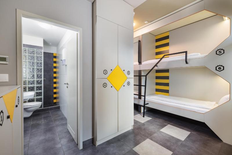 Sixtuple Room with Private Bathroom image 3