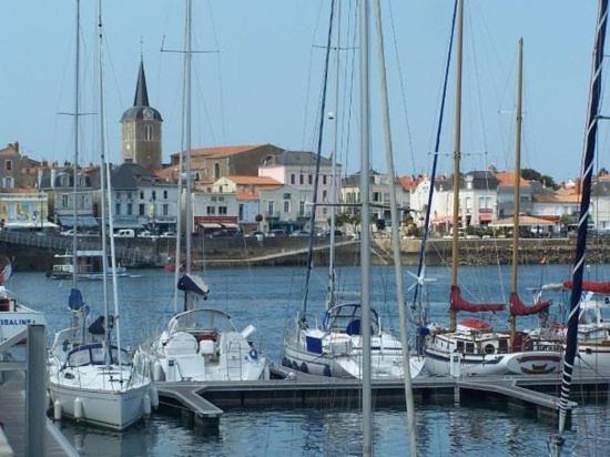 Maison de pêcheur rénovée avec cour proche du port - image 2