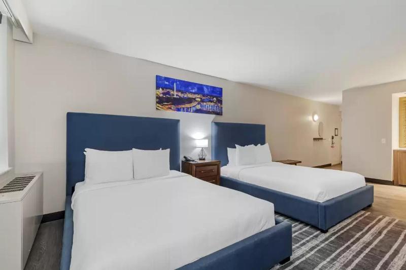 Quadruple Room with Two Queen Beds - Non Smoking image 4