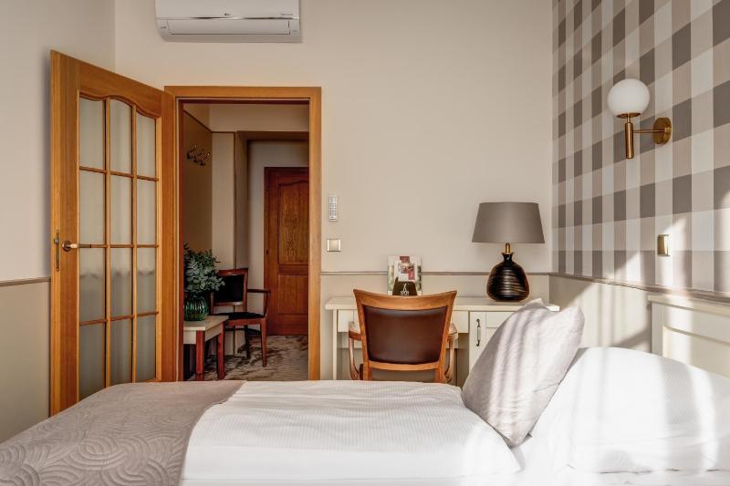 Basic Twin Room image 3