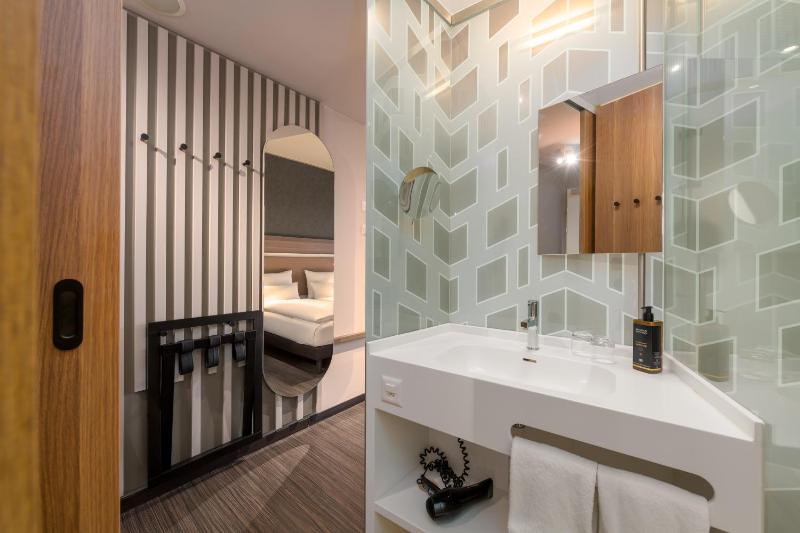 Superior Twin Room image 3