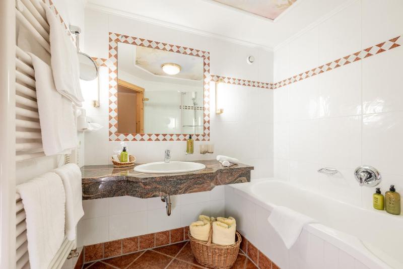 Junior Suite with Garden View image 2