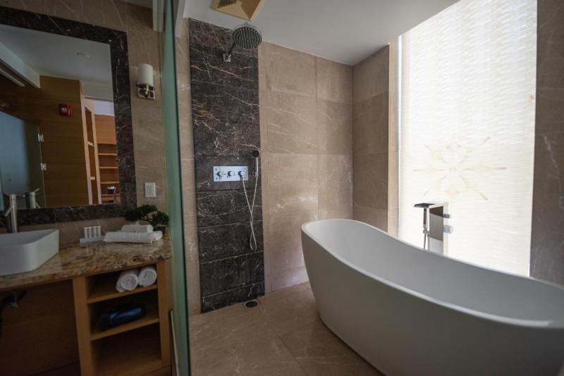 King Room with Spa Bath image 4