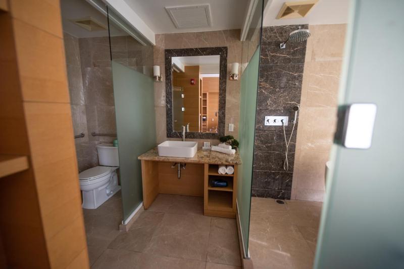 King Room with Spa Bath image 2