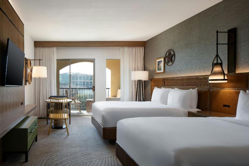 Queen Room with Balcony - River View image 4