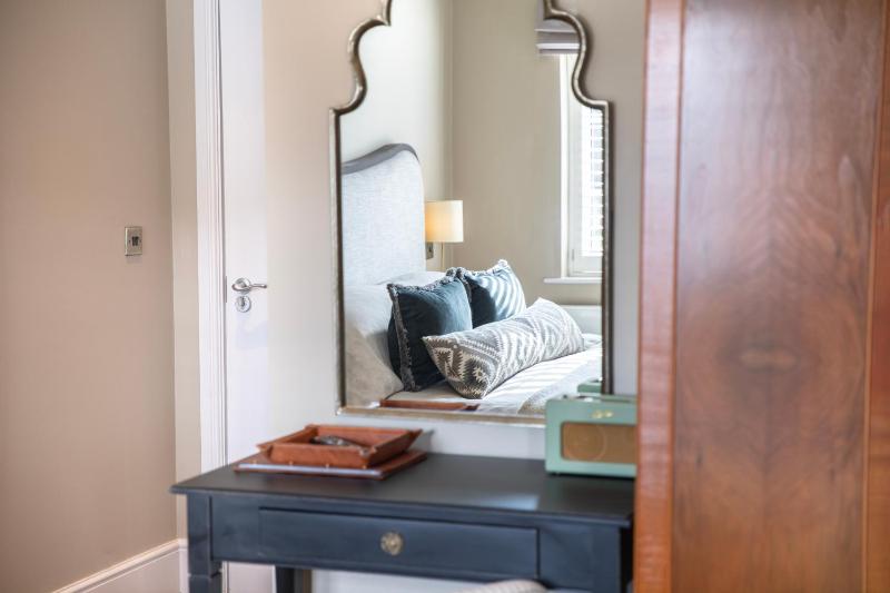 Superior King Room with Bath image 4