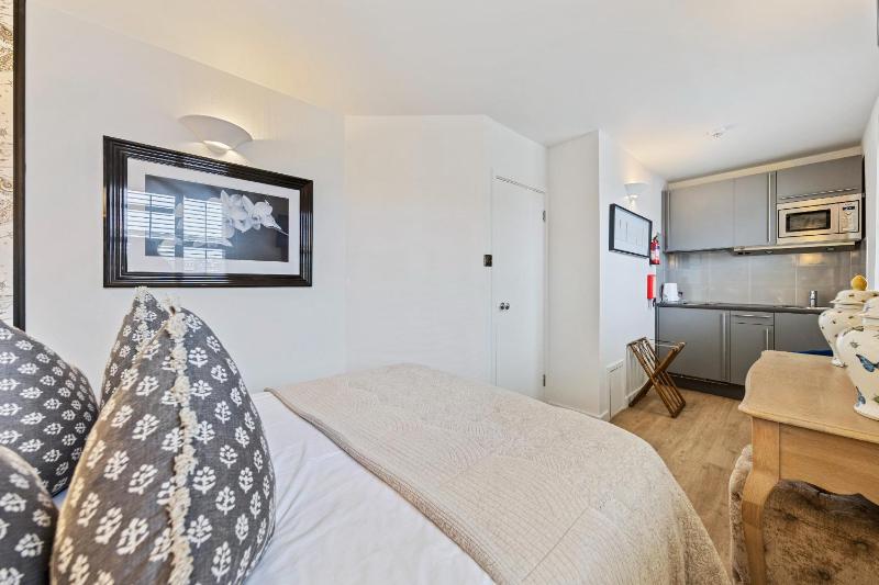 Double Room image 4