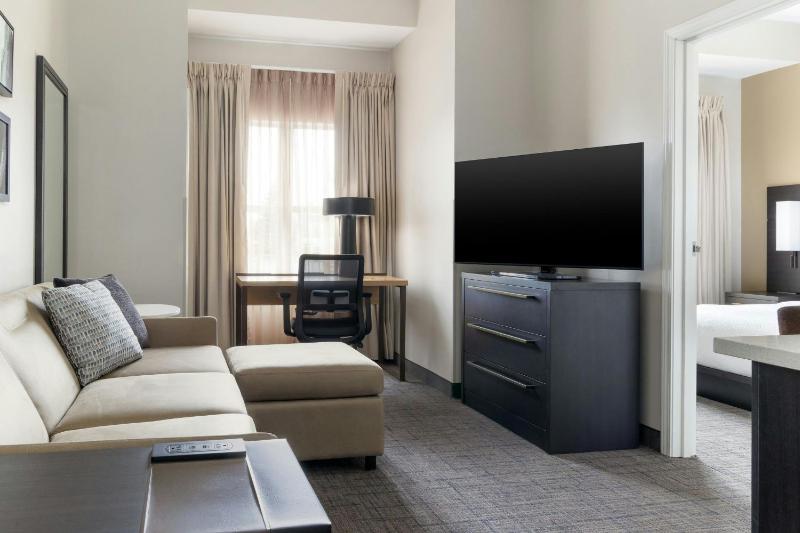 One-Bedroom King Suite with Sofa Bed image 3
